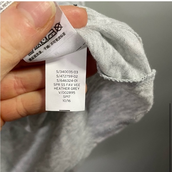 Gap Factory Favorite Tee Short Sleeve V Neck Top Blouse Eiffel Tower Size Medium - Picture 6 of 6